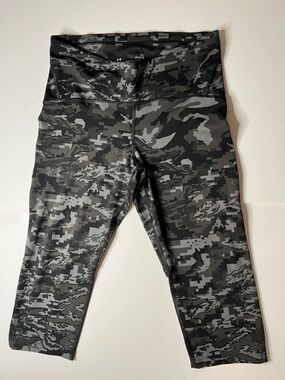 Under Armour Women’s Camouflage Capri Leggings in Black and Gray